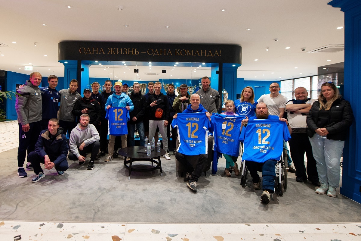 Тренеры «Динамо-2» вручили памятные футболки «золотникам»